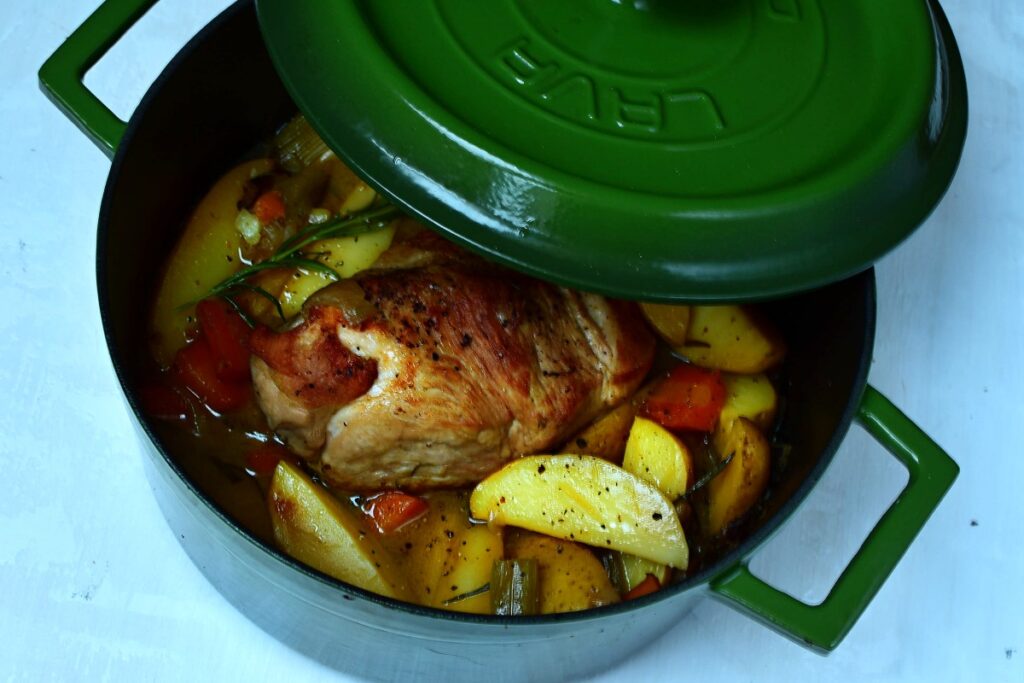 pomalu pečená vepřová kýta na rozmarýnu