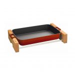 LAVA METAL Litinový pekáč 22x30cm s dřevěným podstavcem - červený od značky LAVA Metal