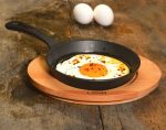 LAVA METAL Litinová mini pánev 12cm s dřevěným podstavcem od značky LAVA Metal