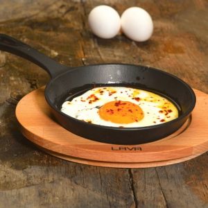LAVA METAL Litinová mini pánev 12cm s dřevěným podstavcem od značky LAVA Metal
