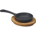 LAVA METAL Litinová mini pánev 12cm s dřevěným podstavcem od značky LAVA METAL