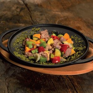 LAVA METAL Litinová pánev "wok" 28 cm s dřevěným podstavcem od značky LAVA Metal