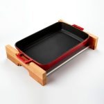 LAVA METAL Litinový pekáč 26x40 cm s dřevěným podstavcem - červený od značky LAVA Metal