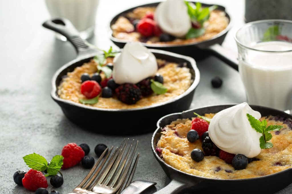 Crumble s ovocem v litinových pekáčcích