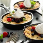 Crumble s ovocem v litinových pekáčcích