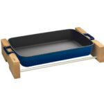 LAVA METAL Litinový pekáč 22x30cm s dřevěným podstavcem - modrý od značky LAVA METAL