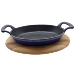 LAVA METAL Litinová pánev 19x14 cm s dřevěným podstavcem - modrá