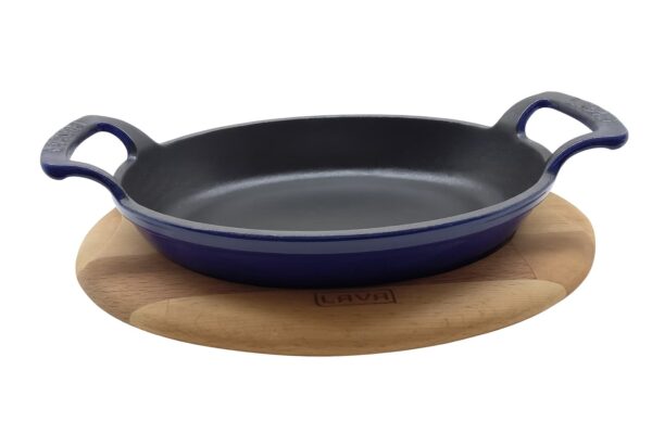 LAVA METAL Litinová pánev 19x14 cm s dřevěným podstavcem - modrá od značky LAVA METAL