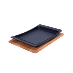 LAVA METAL Litinový talíř 36x24 cm s dřevěným podstavcem od značky LAVA METAL