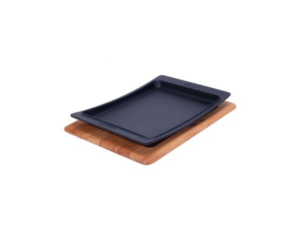 LAVA METAL Litinový talíř 36x24 cm s dřevěným podstavcem od značky LAVA METAL