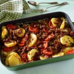 Maso a brambory z jednoho pekáče