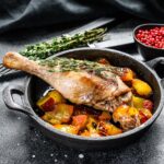 Pečená kachní stehna s broskvemi a rýží