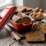 Špaldový chlebíček se sušenými meruňkami a vlašskými ořechy do zlatova upečený v litinové terině.